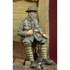 1/35 WWI British Infantryman Sitting on a Case (1 Figure)