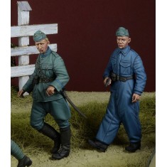 1/35 Dutch NCO and Armoured Car Crewman Walking 1940