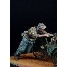 1/35 Waffen SS Soldier Pushing #1 1942-45