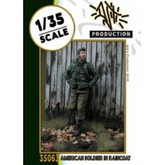 1/35 American Soldier in Raincoat