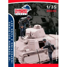1/35 1940 German Infantry inspecting a Tank Set (2 figures)