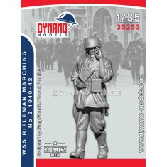 1/35 German Anti-Tank Rifleman Marching