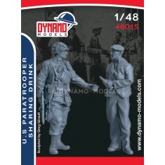 1/48 US Paratrooper Sharing a Drink (2 figures)
