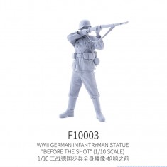 1/10 WWII German Infantryman Statue Before The Shot