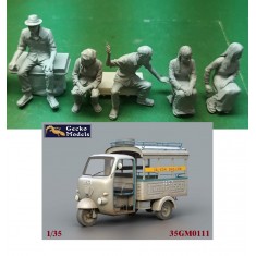 1/35 Vietnam War Saigon Shuttle Tricar With Driver & Passengers