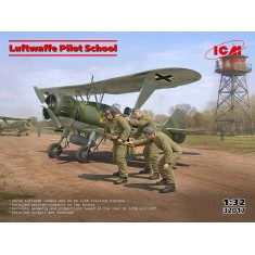 1/32 Luftwaffe Pilot School: 3x Luftwaffe Cadet, 1x Hs 123A Training Biplane