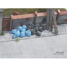 1/45 (28mm Scale) Garbage Bags (10x Black & 10x Blue)