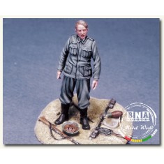 1/35 WWII German Prisoner of war (POW) with Base