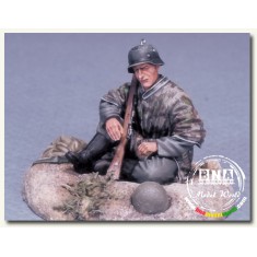 1/35 WWII German Infantry at Rest with Base