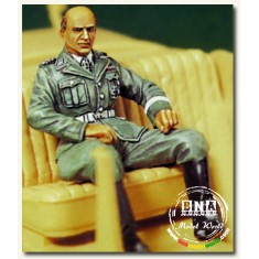 1/35 WWII German Waffen-SS General Seated