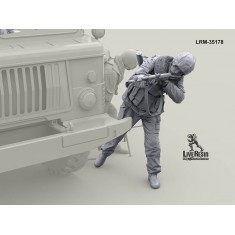 1/35 Russian Internal Troops - Shooting Around Edge