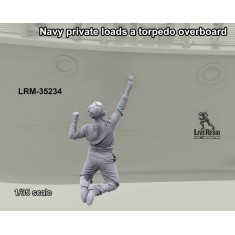 1/35 Navy Private Loads A Torpedo Overboard 