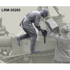 1/35 Red Army Tanker Refuelling MS-1 Tank with Funnel