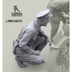 1/35 Red Army Commander Servicing a Motorcycle