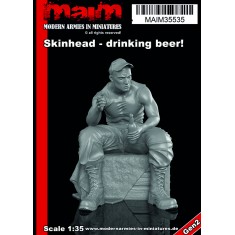 1/35 Skinhead with Cap, Sitting + Drinking Beer