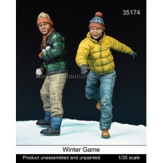 1/35 Children Playing Winter Game Set (2 Figures)