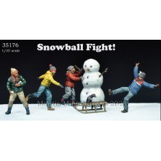 1/35 Children Snowball Fight with Snowman Diorama Set (4 Figures)