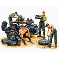 1/35 German Motorcycle Repair Crews w/BMW R75