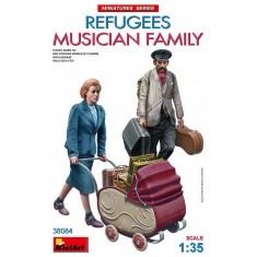 1/35 Refugees Musician Family (2 figures w/luggage)