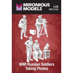 1/72 WWI Russian Soldiers Taking Photos