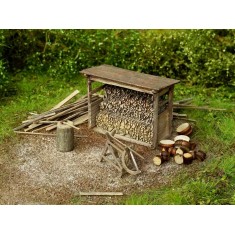 N Scale Woodshed With Tools