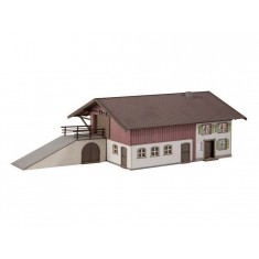 HO Scale Farmhouse w/Driveway
