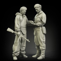 1/35 Soviet Officers Briefing Set (2 figures)