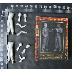 1/35 German Tankers Telling Joke Set (2 figures)