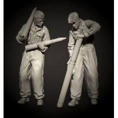 1/35 Waffen-SS Tanker Preparing Ammo Set (2 figures)