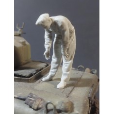 1/35 British Tanker Loading 75mm Ammo No1