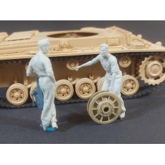 1/35 German Tank Mechanic at Work Set (2 figures)