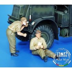1/35 WWII British Soldiers - Shaving & Resting 