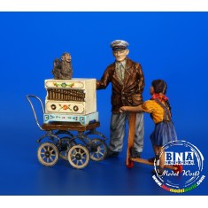 1/35 Organ Grinder 
