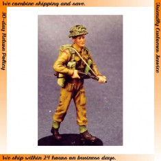 1/35 British/UK Infantryman Walking with Sten Submachine Gun (1 figure)