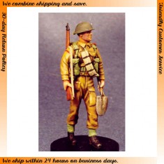 1/35 British/UK Infantryman Walking with Rifle and Spade (1 figure)