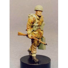 1/35 Airborne Paratrooper Walking with Rifle & Ammo box