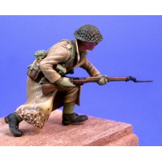 1/35 British Soldier in Greatcoat Attacking with Bayonet (1 figure)