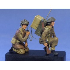 1/35 Infantry Radio Team Seated w/ No.18 Radio Set (2 figures)