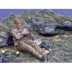 1/35 British Soldier Sleeping "Arms Crossed" (1 figure)