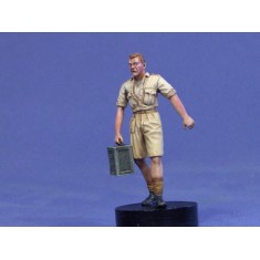 1/35 Soldier Walking with Flimsy, North Africa (1 figure)