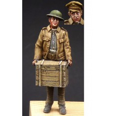 1/35 Soldier with Wooden Box