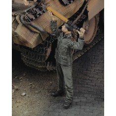 1/35 German Soldier Loading Ammo