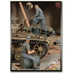 1/35 WWII German Crew Refuelling Tank