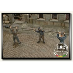 1/35 WWII German Tank Crew/Tanker Cleaning Gun Barrel