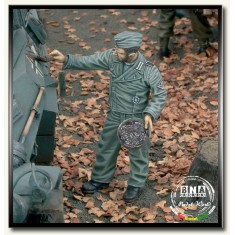 1/35 WWII German Tank Crew Getting Mud-Camouflage