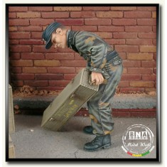 1/35 King Tiger Crewman with Italian Camouflage
