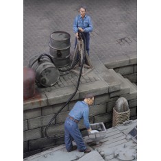 1/35 Men Refuelling (2 resin figures)