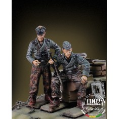 1/35 WWII German Tankers At Rest (2 figures)
