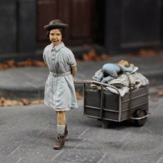 1/35 Girl with Her Stuff