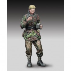 1/35 WWII German SS Soldier Eating